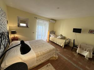 een slaapkamer met 2 bedden en een televisie. bij Villino Tokupellon Apartments in Cupello