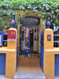 wejście do budynku z niebieskimi drzwiami w obiekcie HOTEL RESTAURANT CORTIE w mieście Thuir