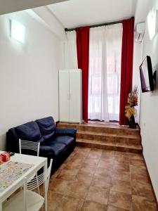 ein Wohnzimmer mit einem Sofa und einem Tisch in der Unterkunft Lofts In Rome in Rom