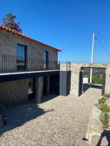 um edifício com uma varanda ao lado em Villa Seara - Casas da Vinha em Celorico de Basto