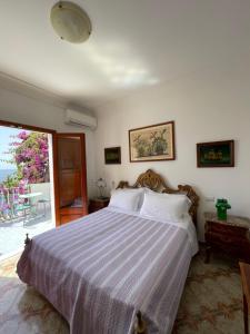 sypialnia z łóżkiem i widokiem na ocean w obiekcie La Dolce Vita a Positano boutique hotel w mieście Positano