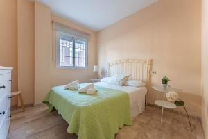een slaapkamer met een bed, een tafel en een raam bij MalagaSuite Costa Sol Oasis in Torremolinos