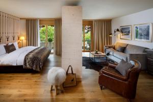 Postel nebo postele na pokoji v ubytování Hotel Piz Buin Klosters