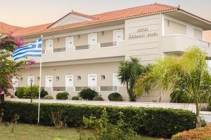 een gebouw met een vlag ervoor bij Kalamaki Beach Hotel, Zakynthos Island in Kalamaki