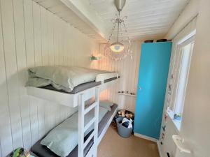 Postel nebo postele na pokoji v ubytování Cozy child-friendly house