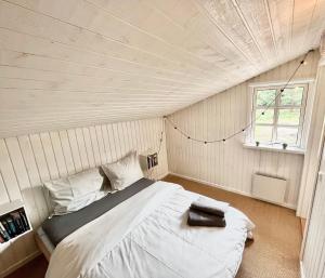 Postel nebo postele na pokoji v ubytování Cozy child-friendly house