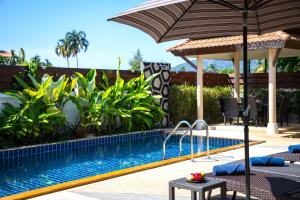Bazén v ubytování Peaceful Pool Villa Maya, 10min Drive to Nai Harn Beach nebo v jeho okolí