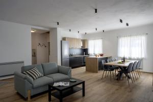 un soggiorno con divano e tavolo di Villa Zani in Loborika - Haus für 6-7 Personen a Loborika