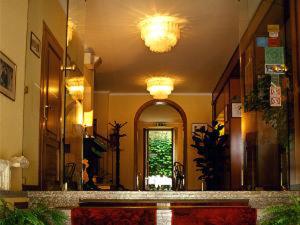 una hall con un grande specchio e un corridoio con involontario di Hotel Bonconte a Urbino