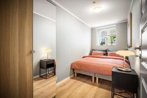 um quarto com uma cama e uma parede de vidro em Corner Apartments em Bergen
