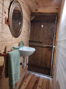 Koupelna v ubytování Maisonnette perchée au cœur de la nature