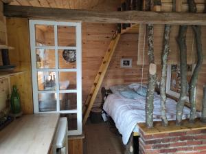 Postel nebo postele na pokoji v ubytování Maisonnette perchée au cœur de la nature