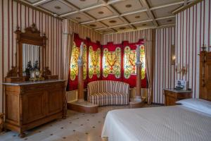 - une chambre avec un lit et une chaise dans l'établissement Il Castello Di San Gaudenzio, à Cervesina