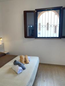 una stanza con un letto con asciugamani sopra di Medusa Apartment a Tropea Altre 10 foto