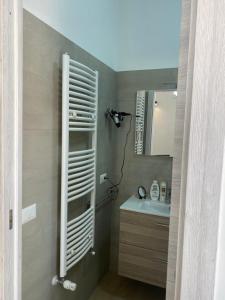 un bagno con lavandino e specchio di Medusa Apartment a Tropea