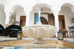 a water fountain in the middle of a building at Riad Ras Lafaa in Safi