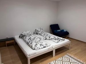 Кровать или кровати в номере Dom Melissa v malebnej obci Banka