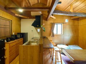 uma cozinha com um balcão, um lavatório e uma mesa em Nasu YUU - 那須 悠- em Nasu-yumoto
