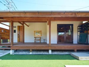 una pequeña casa con una gran terraza de madera en Nasu YUU - 那須 悠-, en Nasu-yumoto
