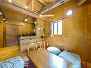 Habitación con mesa, sillas y cocina. en Nasu YUU - 那須 悠- en Nasu-yumoto