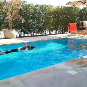 una persona está tumbada en una piscina en Luxury Villa With a Pool in Soma Bay, en Hurghada