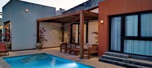 una casa con piscina en el patio en Luxury Villa With a Pool in Soma Bay, en Hurghada