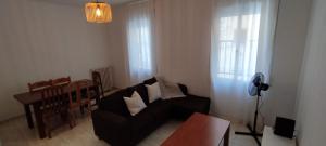 ein Wohnzimmer mit einem Sofa und einem Tisch in der Unterkunft Apartamento al lado del Museo DalÍ in Figueres