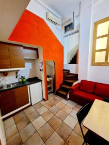 eine Küche und ein Wohnzimmer mit einem roten Sofa in der Unterkunft Lofts In Rome in Rom