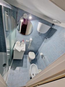 ein Badezimmer mit einem WC, einem Waschbecken und einem Spiegel in der Unterkunft Lofts In Rome in Rom