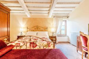 sypialnia z dużym łóżkiem w pokoju w obiekcie Villa Cedri w mieście Montecatini Val di Cecina +37 zdjęć