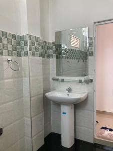 uma casa de banho com um lavatório e um chuveiro em Springvalley Holiday Home em Badulla
