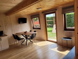 TV a/nebo společenská místnost v ubytování Domek letniskowy Młyn