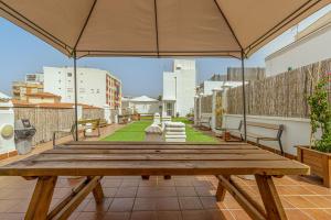 Stolný tenis v ubytovaní FUN BUILDING PENTHOUSES by HOMEABOUT alebo v jeho okolí
