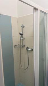 y baño con ducha con cabezal de ducha. en Aparthotel Slezák, en Litomyšl
