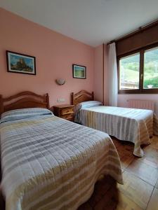 Postel nebo postele na pokoji v ubytování Hostal La Parrilla