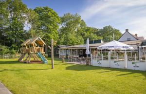 einen Spielplatz in einem Hof neben einem Gebäude in der Unterkunft Camping Marvilla Parks Friese Meren - Roan in Wijckel
