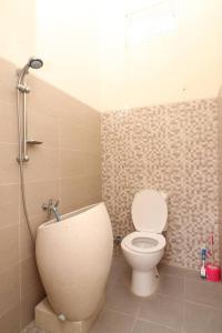 łazienka z toaletą i prysznicem w obiekcie Villa Cordoba D1 Private Pool and Karaoke w mieście Batu