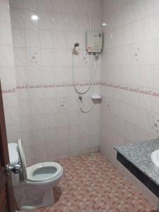 Ένα μπάνιο στο Fueangfu Home Hostel