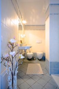 een badkamer met 2 toiletten en een wastafel bij Residenza a due passi dal mare in Tropea