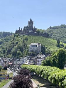 una ciudad con un castillo en la cima de una colina en Burghaus-Cochem en Cochem