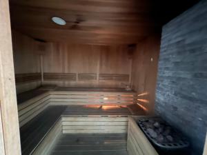 uma sauna vazia com uma parede de madeira em Secure Central Eclectic 1BRs in Luxury Residence w 2 Pools Gym Sauna Basketball Court Meeting Room Free Parking Concierge close to Istanbul Expo Center em Istambul