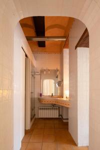 a bathroom with a sink and a mirror at Casa Mediterránea - Quart de Poblet in Cuart de Poblet