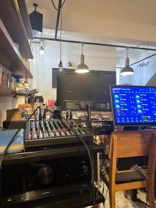 Televiisor ja/või meelelahutuskeskus majutusasutuses Formosa Backpackers Hostel & Apartment（青年民宿）