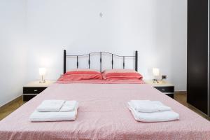 ein Schlafzimmer mit einem Bett mit zwei Handtüchern darauf in der Unterkunft Casa con veranda in Posada
