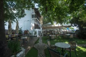 Zahrada ubytování Hermes Hotel + 19 fotografií