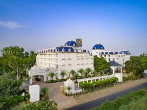 甘地訥格爾的住宿－Taj Gandhinagar Resort and Spa，一座白色的大建筑,上面有蓝色的圆顶