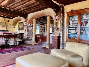uma sala de estar com dois sofás e uma parede de pedra em La Casa di Francesca tra le Colline di Lucca in Toscana em Lucca