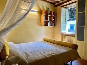 una camera con letto e finestra di La Casa di Francesca tra le Colline di Lucca in Toscana a Lucca
