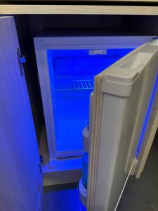 un réfrigérateur vide avec un bleu intérieur dans l'établissement G da nonna rosa, à San Severo