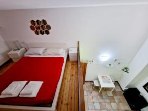 ein Schlafzimmer mit einem roten Bett in einem Zimmer in der Unterkunft Lofts In Rome in Rom